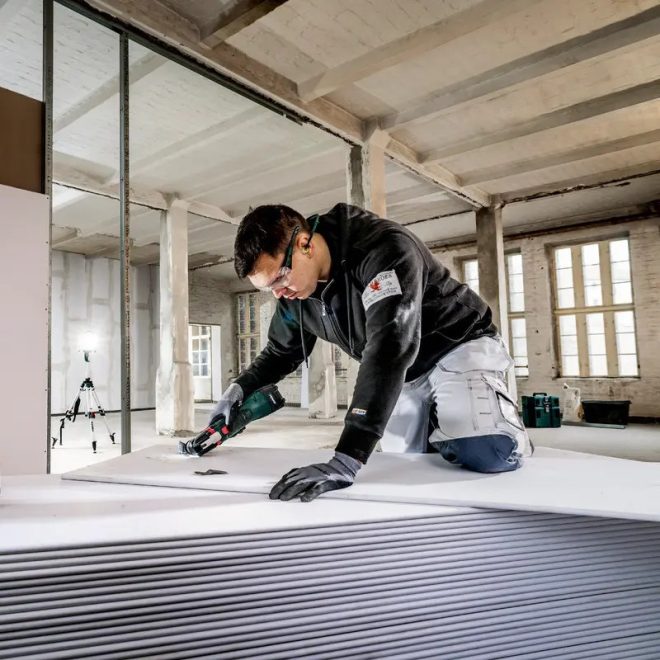 Metabo akkus 18V multiszerszám 1,6° 7000-18000/min MT 18 LTX 32mm HCS (fa) merülő fűrészlap +csiszolólapok +elszívó és multiadapter +metaBOX 145 L +akku és töltő nélkül, 613021840