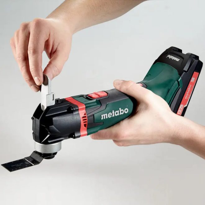 Metabo akkus 18V multiszerszám 1,6° 7000-18000/min MT 18 LTX 32mm HCS (fa) merülő fűrészlap +csiszolólapok +elszívó és multiadapter +metaBOX 145 L +akku és töltő nélkül, 613021840